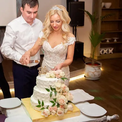 Торт со сливками 03072421 двухъярусный на свадьбу без мастики стоимостью 14  700 рублей - торты на заказ ПРЕМИУМ-класса от КП «Алтуфьево»