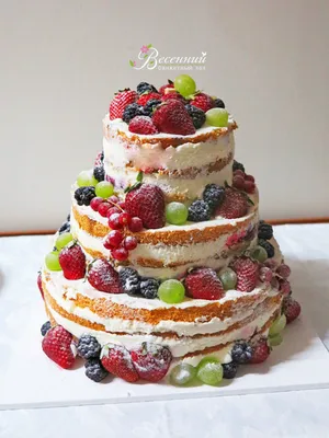 Свадебный торт с цветами и кремовым покрытием