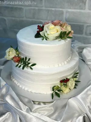Вкусный свадебный торт с голубикой и ежевикой