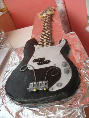 Шедеврально\": кондитер из Днепра изготовил торт в виде гитары