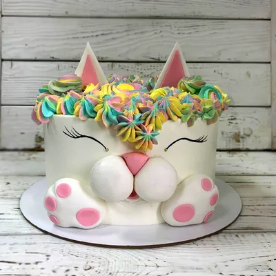 Торт в виде кошки с кремовым покрытием
