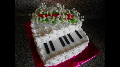 Торт музыканту в виде пианино с клубникой №108010 — заказать по выгодной  цене на фабрике МЯТА
