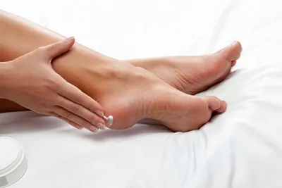 Сухая кожа на ногах [на ступнях и пальцах] — причины и как избавиться