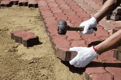 Укладка тротуарной плитки на песок, особенности