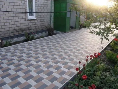Фото тротуарной плитки во дворе дома: комбинации цветов, форма элементов,  узоры и схемы прокладки.
