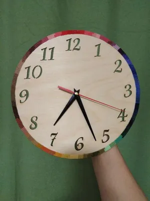 Стандартный 12‑часовой циферблат часов устроен так, как показано на  рисунке. В полдень обе стрелки - Школьные Знания.com