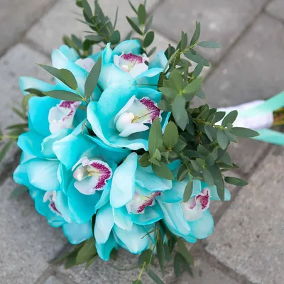 Букет из 17 цветов — белых роз Мондиаль и розовых орхидей Цимбидиум (02431)  купить с доставкой в Архангельске