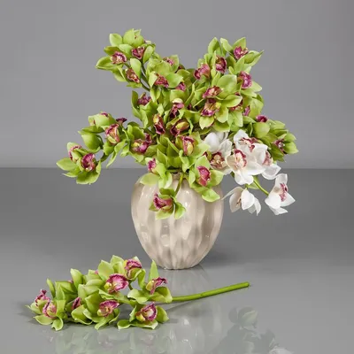 Купить букет цветов из розовой орхидеи Цимбидиум (экстра класс, 5 цветков)  и белых и розовых роз (экстра класс, 16 штук) с доставкой по Киеву. Низкая  цена, быстрая доставка.
