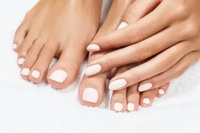 Ножки с обложки: 15 модных идей педикюра, которых хватит на все лето | Toe  nail color, Pretty toe nails, Toe nails