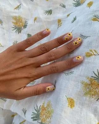 Нежный цветочный дизайн ногтей с глиттером - фото стильного дизайна ногтей