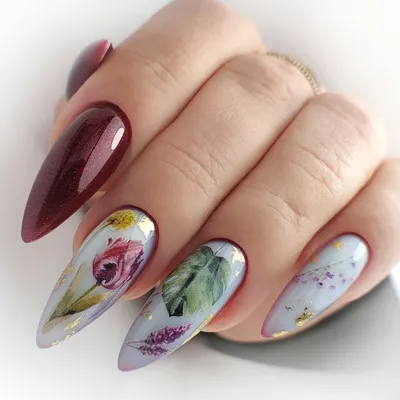 Лак для ногтей и цветочный дизайн на ногтях женщин Стоковое Изображение -  изображение насчитывающей листья, внимательность: 181295331