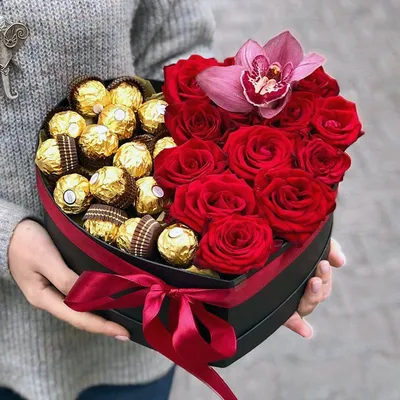 Купить Цветы в коробке с конфетами Ferrero Rocher model №574 в Новосибирске