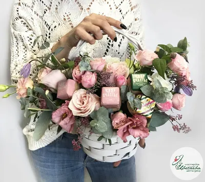 Малышка Шерри: цветы в коробке с конфетами Рафаэлло по цене 5233 ₽ - купить  в RoseMarkt с доставкой по Санкт-Петербургу