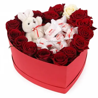 Купить композицию из конфет и цветов в коробке Конфеты и Зайка , заказать  доставку в Royal-Flowers Днепр