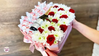 Композиция Подарочный набор \"Цветочная корзина и конфеты\"» с розами,  хризантемами и гвоздиками - купить в Астрахани за 5 460 руб