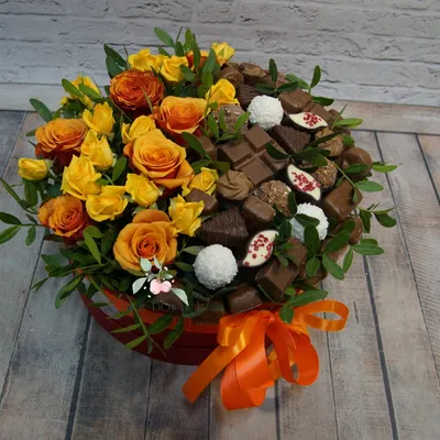 Цветы с конфетами в коробке сюрприз, артикул: 333041866, с доставкой в  город Москва (внутри МКАД)