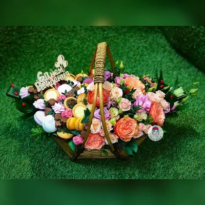 Композиция цветов «Пылкая любовь» из 35 роз и конфет Рафаэлло заказать в  интернет-магазине Роз-Маркет в Краснодаре по цене 7 500 руб.
