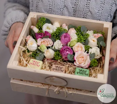 Конфеты, макаруны и цветы в шляпной коробке купить в СПБ с доставкой  недорого