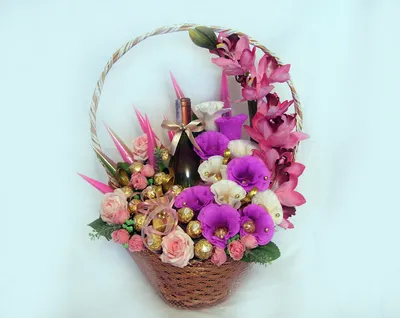 Цветы с конфетами Raffaello в коробке - Цветочная мастерская Ангаж