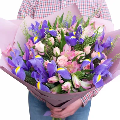 Ирисы с розовыми тюльпанами в букете за 11 490 руб. | Бесплатная доставка  цветов по Москве