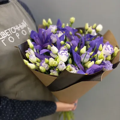 Купить недорого букет из ирисов в шляпной коробке онлайн на заказ с  бесплатной доставкой в СПб, Москве, России - Butterfly flower