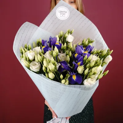 Купить Сборный букет лилии, розы и ирисы с лентами R727 в Москве, цена 7  840 руб.