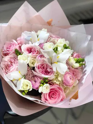 Купить Букет из белых роз и ирисов с доставкой в Омске - магазин цветов  Трава