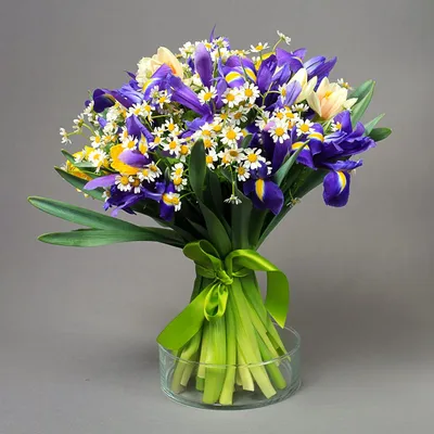 Букет Лизиантусы с ирисами - Доставкой цветов в Москве! 42257 товаров! Цены  от 487 руб. Цветы Тут