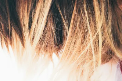Как покрасить волосы в белый без желтизны: простая инструкция, которая  поможет добиться «снежных» волос