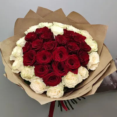 101 роза - белое сердце на красном фоне купить с доставкой в Москве |  Заказать букет цветов недорого