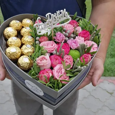 Купить цветы в коробке сердце в Киеве, заказать букет в коробке сердце с  доставкой
