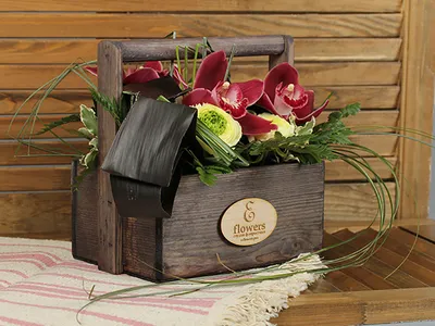 Композиция из роз в деревянном боксе купить с доставкой в интернет-магазине  JARDINSTUDIO.RU