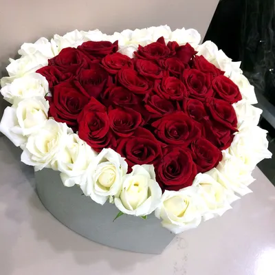 Розы в форме сердца в шляпной коробке #1 | Алая Роза