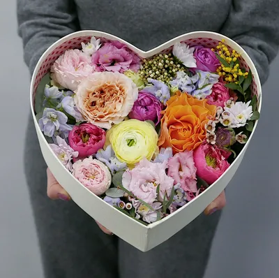 Заказать цветы в коробке в виде сердца FL-265 купить - хорошая цена на цветы  в коробке в виде сердца с доставкой - FLORAN.com.ua