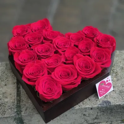 Купить \"Розовые розы в коробке в форме сердца\" в Москве | Заказать \"Розовые  розы в коробке в форме сердца\" недорого с доставкой