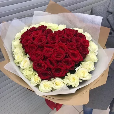 Букет в виде сердца из красных и белых роз в коробочке купить в Краснодаре  с доставкой