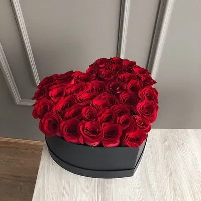 Купить розы и клубнику в коробке в виде сердца в СПБ с доставкой недорого