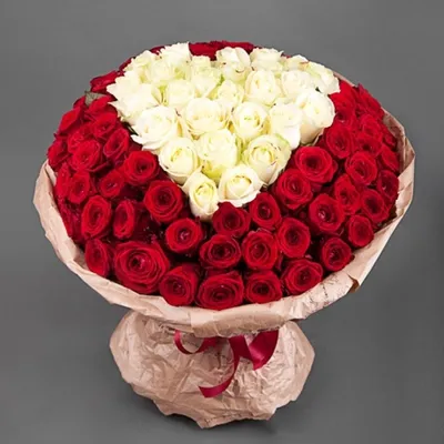 Красные и белые розы в коробке в виде сердца купить с доставкой в Москве |  Заказать букет цветов недорого