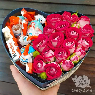 Красные розы и клубника в коробке в виде сердца купить в Москве с доставкой  недорого