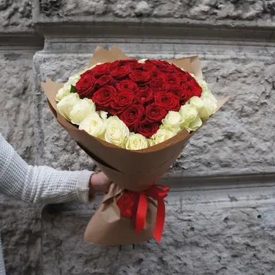 Купить Kinder и кустовые розы в коробке в виде сердца в Москве с доставкой  недорого