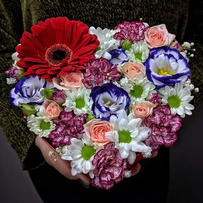 Корзина из 101 красной и белой розы в виде сердца – купить в Владивостоке с  доставкой по низкой цене в цветочном салоне