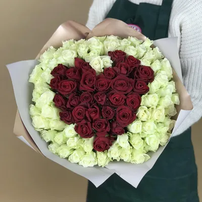 Корзина из 101 розы в виде сердца купить в Москве недорого с доставкой