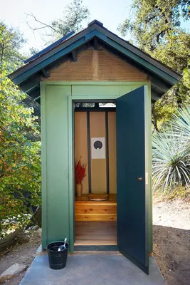 Деревянный туалет для дачи, более 25 фото
