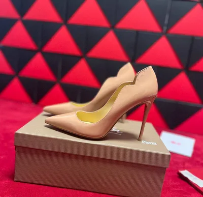 Туфли лодочки Christian Louboutin Hot Chick 100 женские (Кристиан Лабутен)  из лаковой бежевой кожи