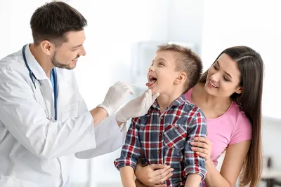 Острый и хронический тонзиллит у детей: симптомы, причины и лечение