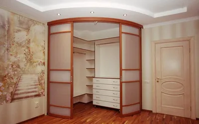 Светло-серая угловая гардеробная комната