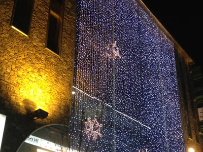 Новогоднее оформление фасада здания, монтаж уличных гирлянд, световое  оформление фасада по лучшим ценам в Москве и МО
