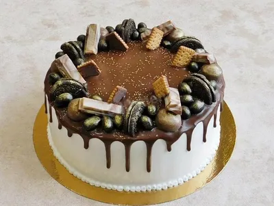 шоколадный торт, украшенный печеньем и шоколадными конфетами на зеленом  фоне. коричнево-кремовый сыр с глазурью Редакционное Фото - изображение  насчитывающей сливк, темно: 226122386