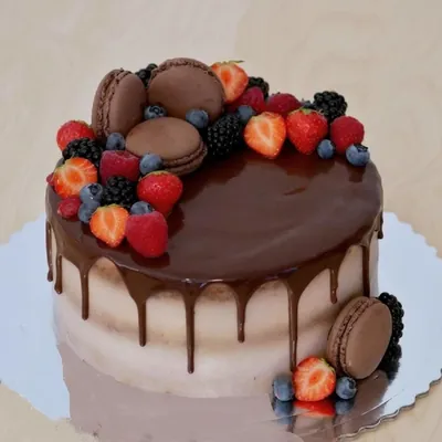 Торт украшенный конфетами и шоколадками - 69 фото