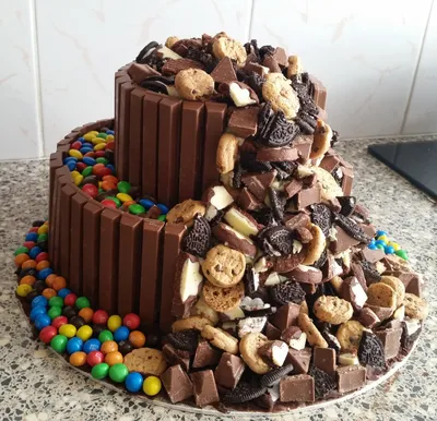 Украшение торта конфетами и печеньем - 62 фото